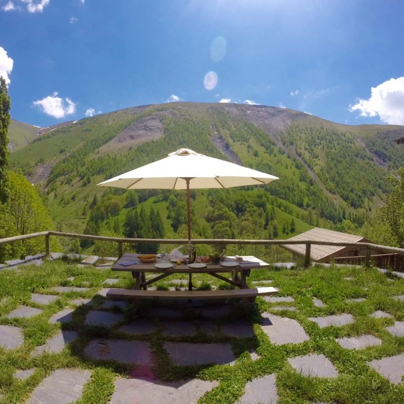 terrasse de la maison des grands champs, gite de montagne, besse en oisans, locmontagnes