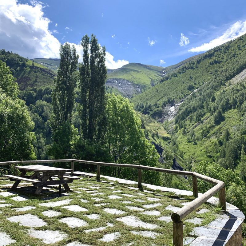 terrasse de la maison des grands champs, gite de montagne, besse en oisans, locmontagnes