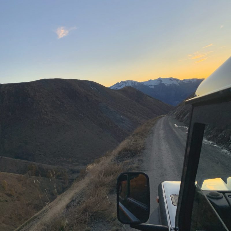 Sur la piste qui monte au plateau