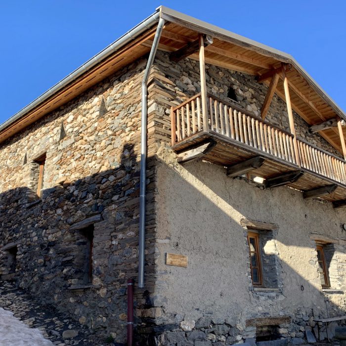 facade de la maison des grands champs, gite de montagne, besse en oisans, locmontagnes